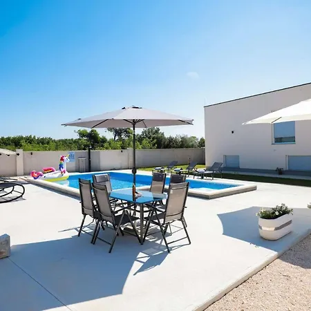 Villa MIRANDA 62 *